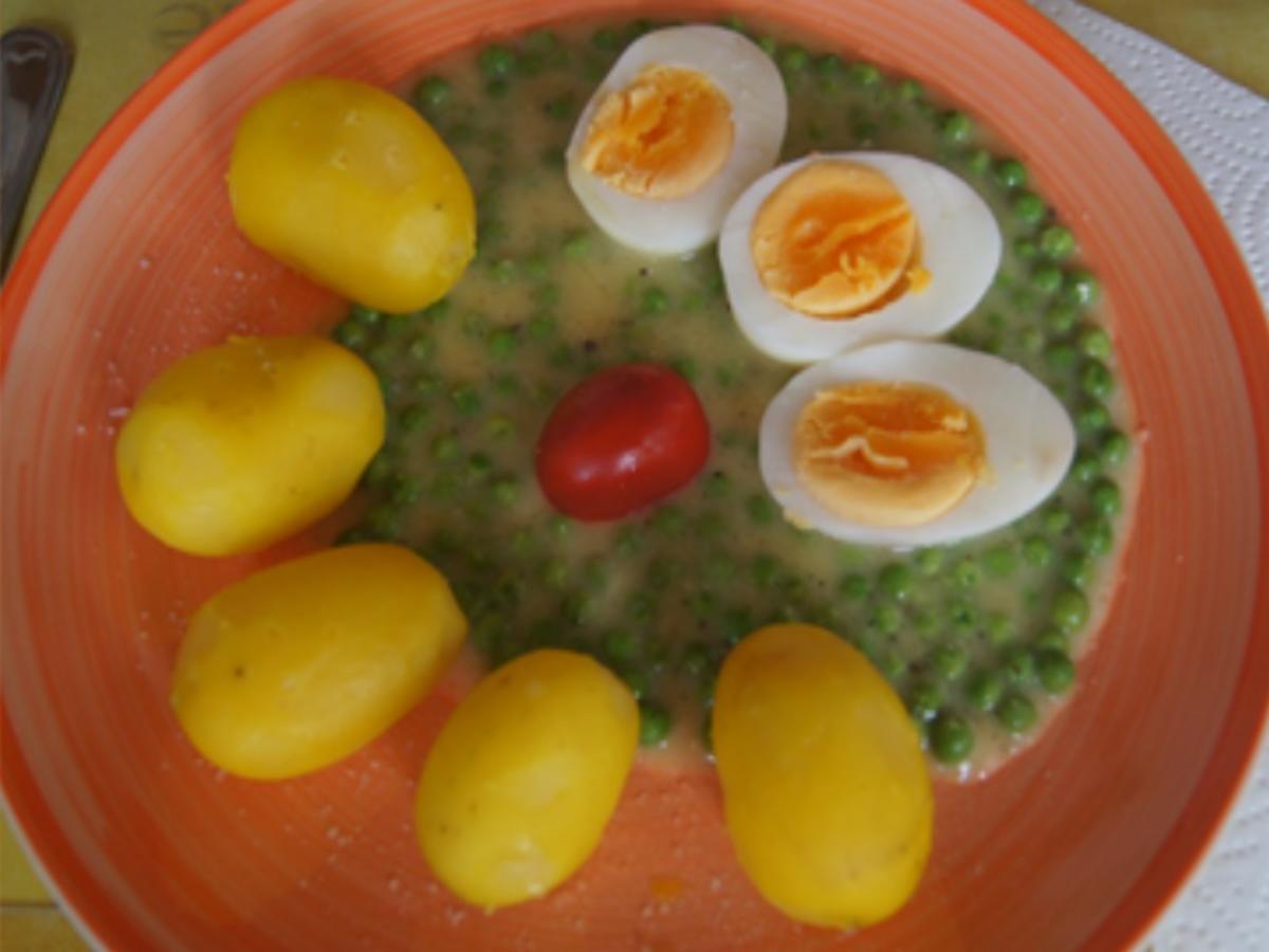Gekochte Eier auf Erbsensauce und Pellkartoffel-Drillingen - Rezept - Bild Nr. 2