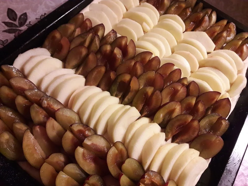 Rezept: Hefekuchen mit Pflaumen und Äpfeln Bild Nr. 12 Hefekuchen mit Pflaumen und Äpfeln - Rezept - Bild Nr. 12