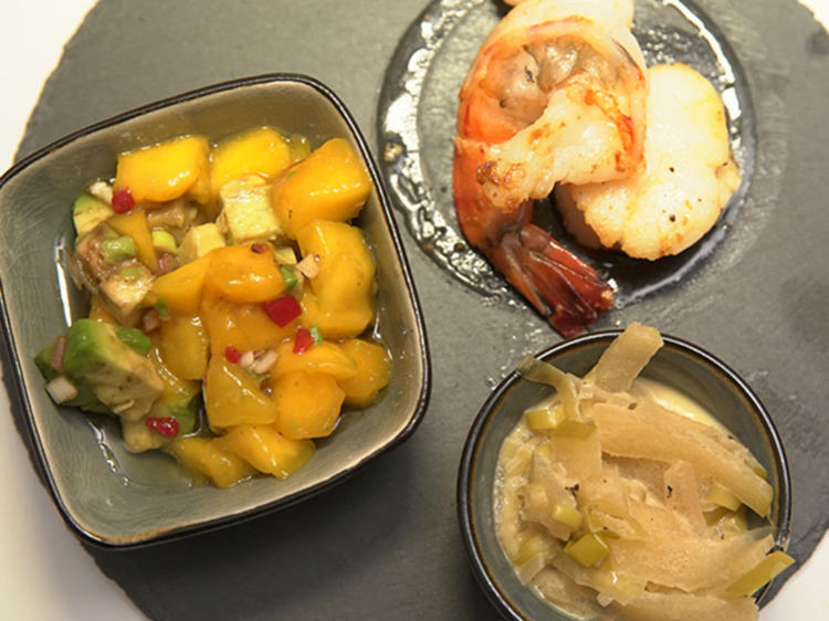 Geräucherte Riesengarnele und Jakobsmuschel mit Mango-Avocado-Salat und ...