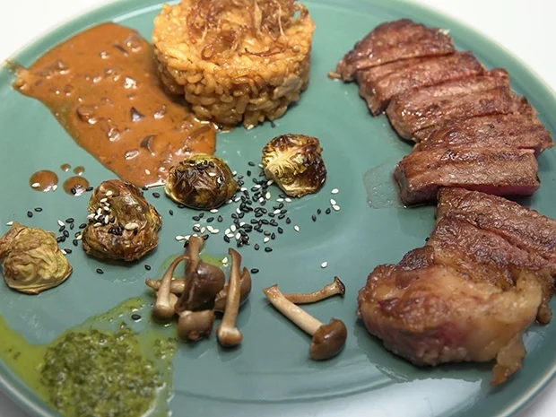 Rezept: Roastbeef vom Wagyu Rind mit asiatischen Arancini, Pilzragout und geflämmtem Chicorée Bild Nr. 2 Roastbeef vom Wagyu Rind mit asiatischen Arancini, Pilzragout und geflämmtem Chicorée - Rezept - Bild Nr. 2