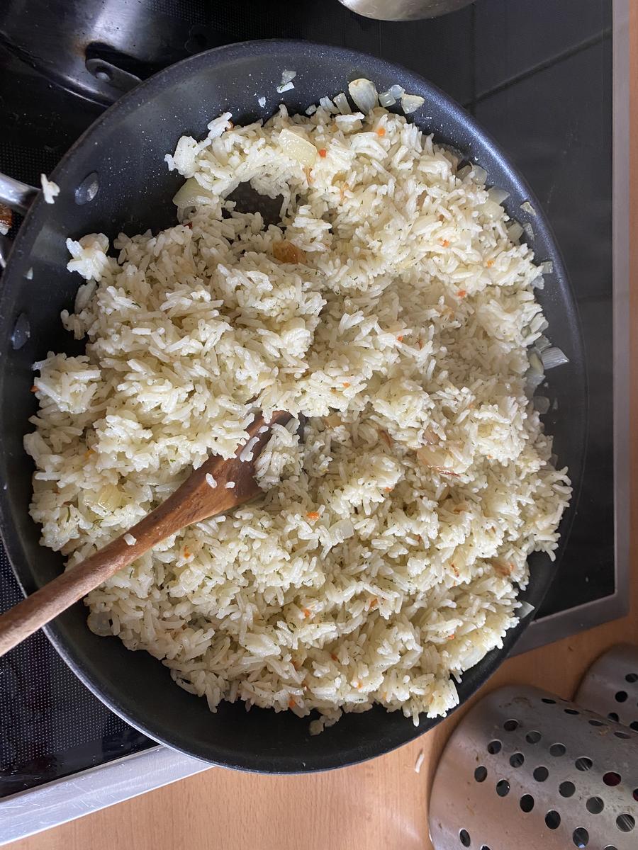 Scharf angebratener Reis mit Zwiebel und Petersilie - Rezept - Bild Nr. 2