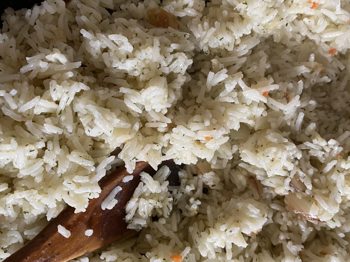 Scharf angebratener Reis mit Zwiebel und Petersilie - Rezept - Bild Nr. 3