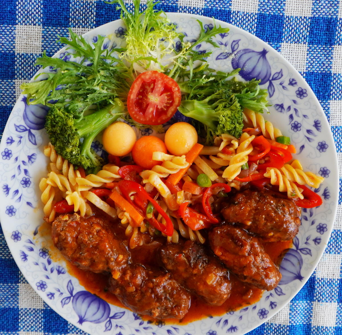 Würzige Rindfleischröllchen mit bunten Nudeln - Rezept - kochbar.de