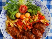 Würzige Rindfleischröllchen mit bunten Nudeln - Rezept - Bild Nr. 2