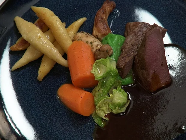 Rehrücken mit Rosenkohl, Möhren, Pilzen und Schupfnudeln - Rezept - Bild Nr. 2