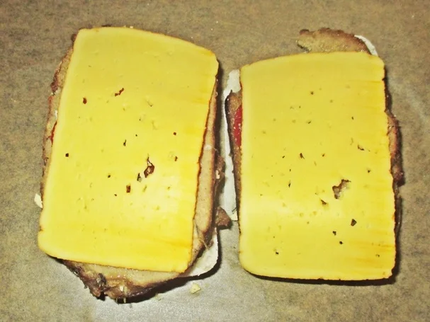 Rezept: Brötchen würzig mit Hackbraten und Käse überbacken -Resteverwertung Bild Nr. 3 Brötchen würzig mit Hackbraten und Käse überbacken -Resteverwertung - Rezept - Bild Nr. 3