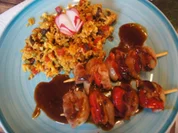 Schweinefiletspieße mit Paprika-Erbsen-Rosinen-Bratreis - Rezept - Bild Nr. 2