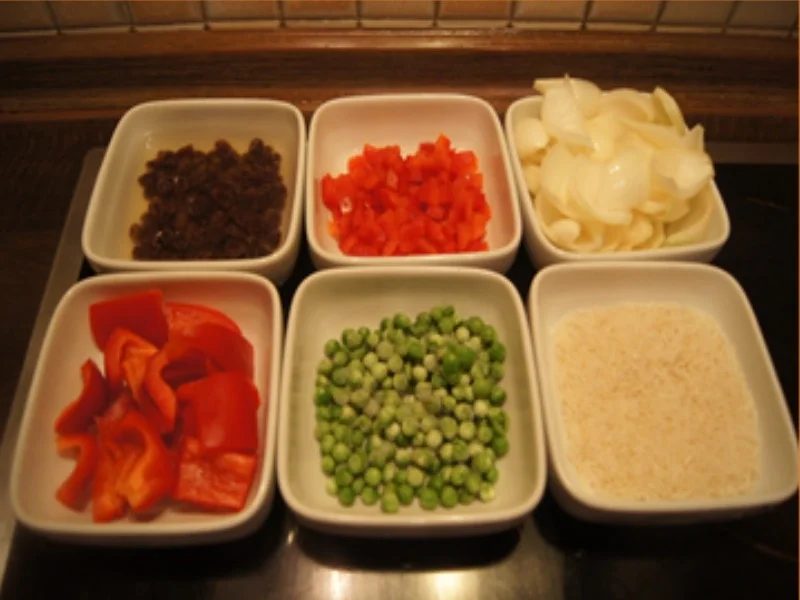 Rezept: Schweinefiletspieße mit Paprika-Erbsen-Rosinen-Bratreis Bild Nr. 4 Schweinefiletspieße mit Paprika-Erbsen-Rosinen-Bratreis - Rezept - Bild Nr. 4