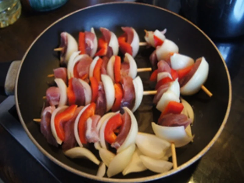 Rezept: Schweinefiletspieße mit Paprika-Erbsen-Rosinen-Bratreis Bild Nr. 9 Schweinefiletspieße mit Paprika-Erbsen-Rosinen-Bratreis - Rezept - Bild Nr. 9