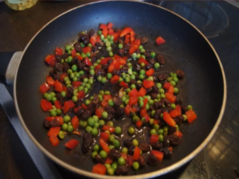 Rezept: Schweinefiletspieße mit Paprika-Erbsen-Rosinen-Bratreis Bild Nr. 15 Schweinefiletspieße mit Paprika-Erbsen-Rosinen-Bratreis - Rezept - Bild Nr. 15