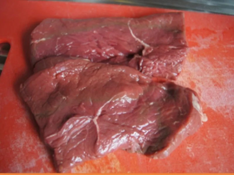 Hüftsteak mit Zwiebelhaube, Rahmchampignons und Mandelbällchen - Rezept - Bild Nr. 3