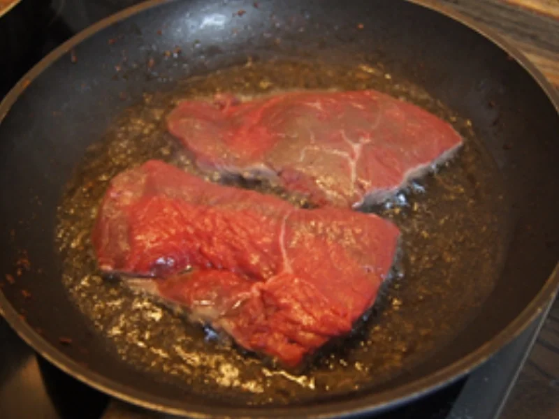 Hüftsteak mit Zwiebelhaube, Rahmchampignons und Mandelbällchen - Rezept - Bild Nr. 4