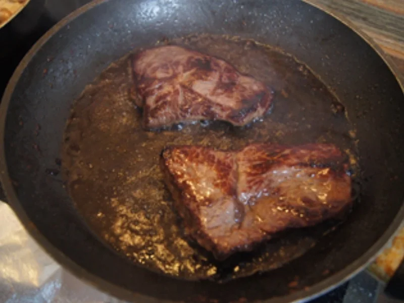 Hüftsteak mit Zwiebelhaube, Rahmchampignons und Mandelbällchen - Rezept - Bild Nr. 6