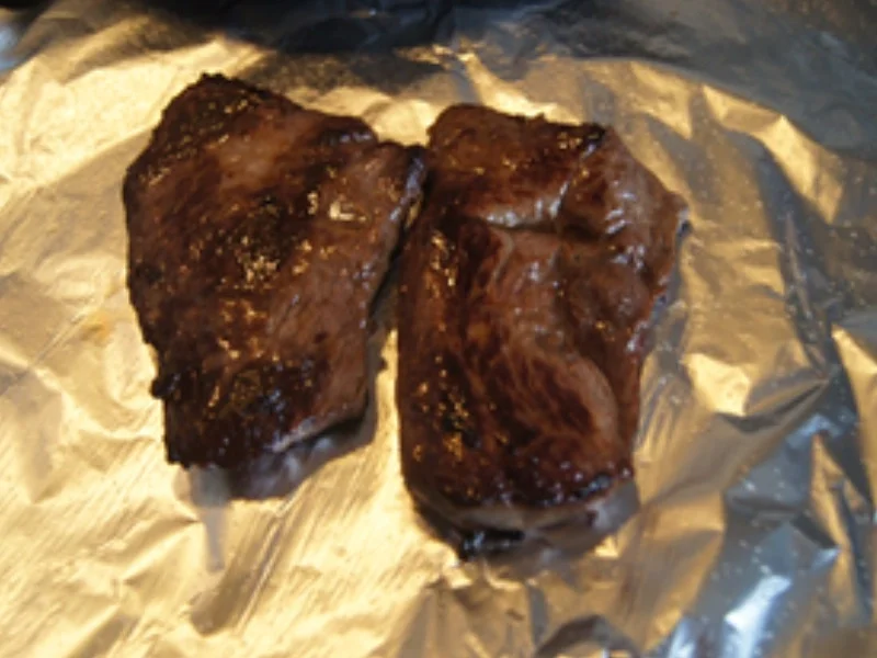 Hüftsteak mit Zwiebelhaube, Rahmchampignons und Mandelbällchen - Rezept - Bild Nr. 7