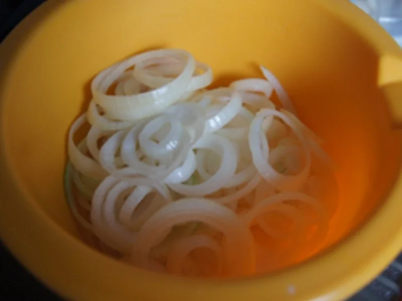 Hüftsteak mit Zwiebelhaube, Rahmchampignons und Mandelbällchen - Rezept - Bild Nr. 9