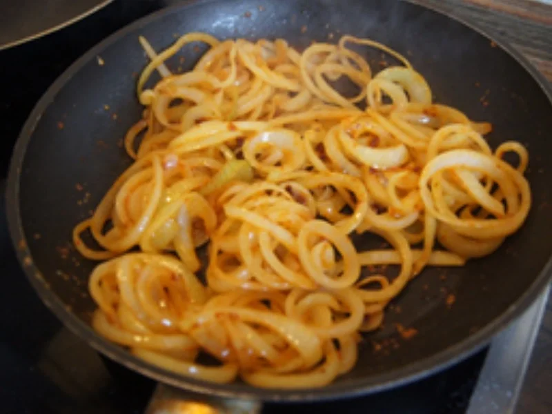 Hüftsteak mit Zwiebelhaube, Rahmchampignons und Mandelbällchen - Rezept - Bild Nr. 12