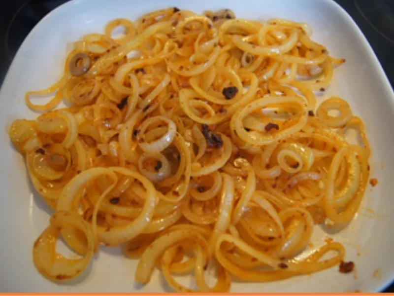 Hüftsteak mit Zwiebelhaube, Rahmchampignons und Mandelbällchen - Rezept - Bild Nr. 13