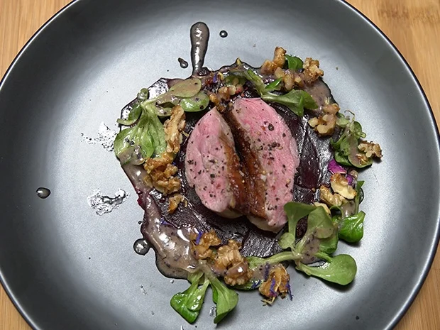Entenbrust mit Rote Bete Carpaccio und karamellisiertem Crunch - Rezept - Bild Nr. 2