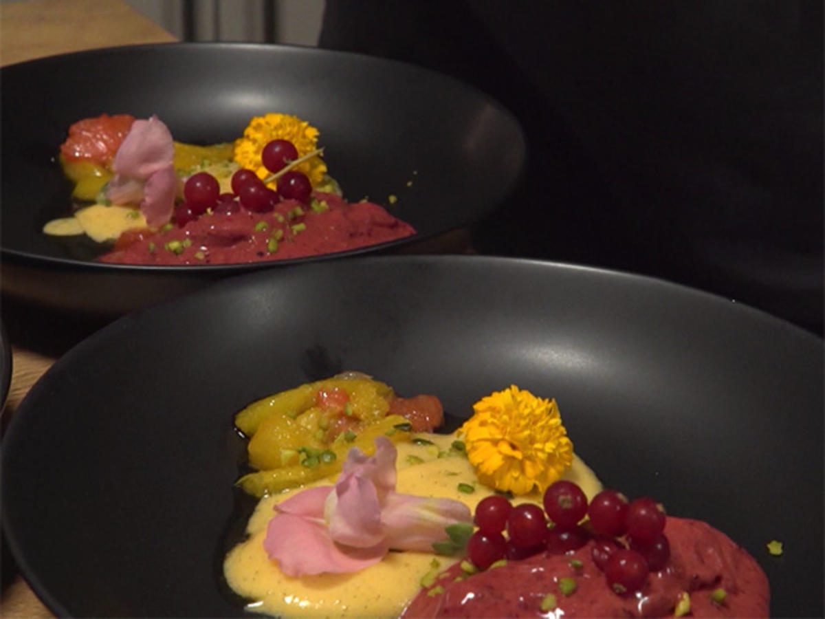Rotes Beeren Eis mit Tonkabohnen Sabayon und Zitrusfrucht-Kompott ...