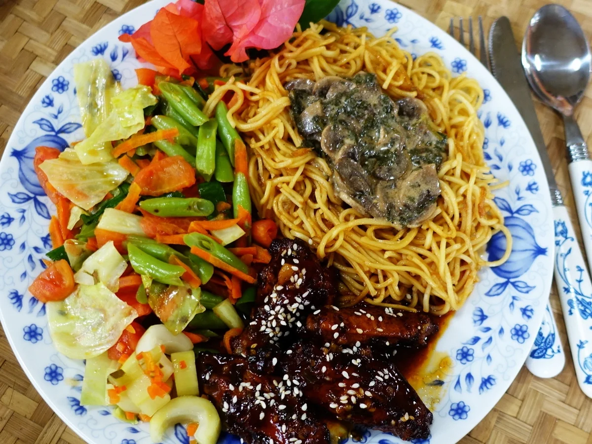 Würzige Hühnerflügel mit gebratenen Nudeln, Pilzen und Gemüse - Rezept - Bild Nr. 2