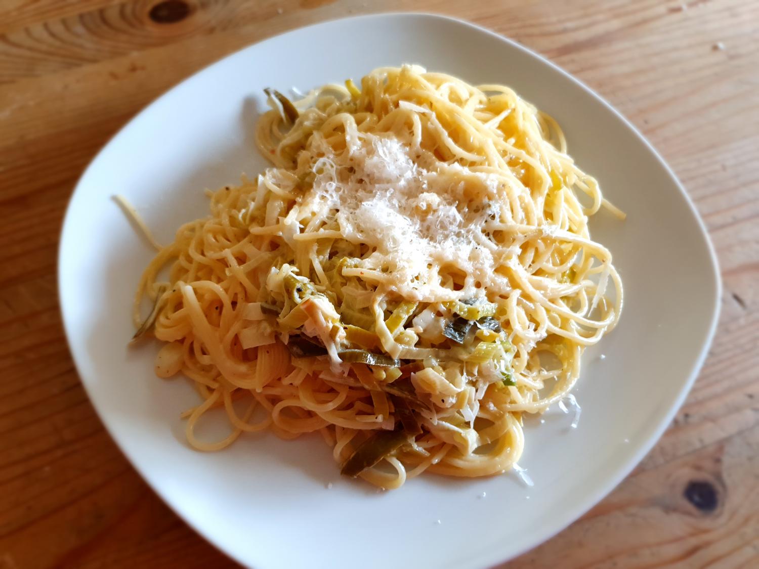 Pasta mit zitroniger Lauch-Sahne-Sauce - Rezept - kochbar.de