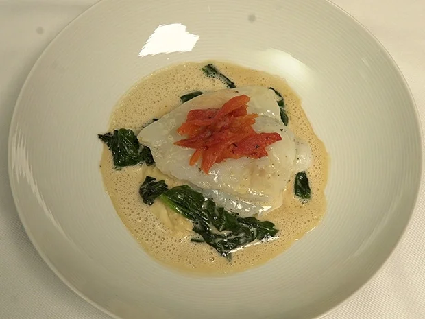 Rezept: Steinbuttfilet mit lauwarmem Eigelb gefüllt, auf Selleriepüree, Spinat und Sauce Mignonett Bild Nr. 2 Steinbuttfilet mit lauwarmem Eigelb gefüllt, auf Selleriepüree, Spinat und Sauce Mignonett - Rezept - Bild Nr. 2