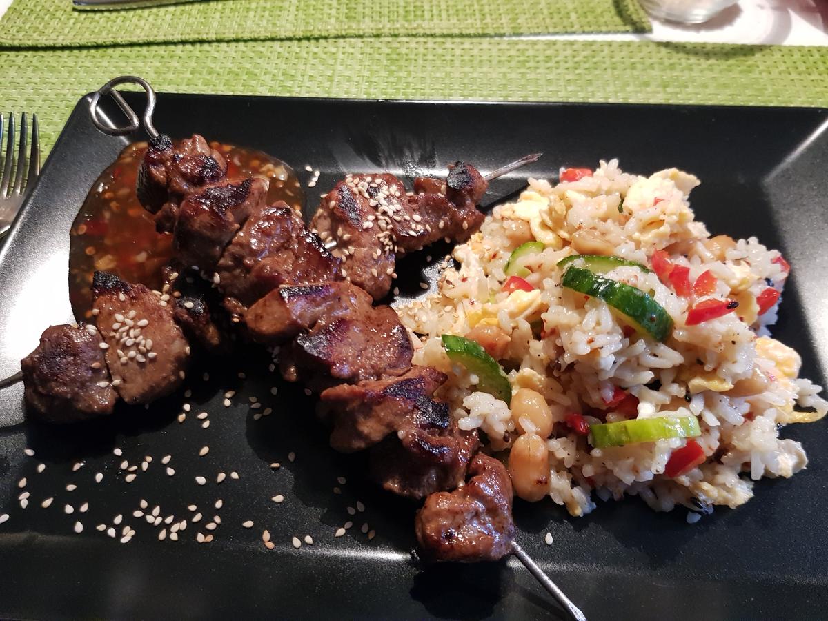 Asiatische Fleisch Spieße, Reissalat und Sweet Chili Soße - einfach ...