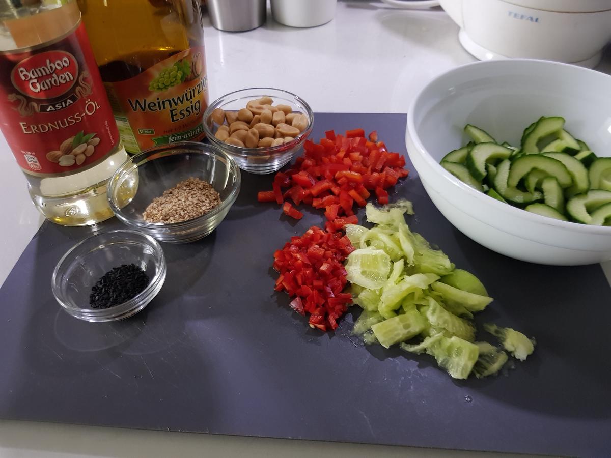 Asiatische Fleisch-Spieße, Reissalat und Sweet-Chili-Soße - Rezept - Bild Nr. 9