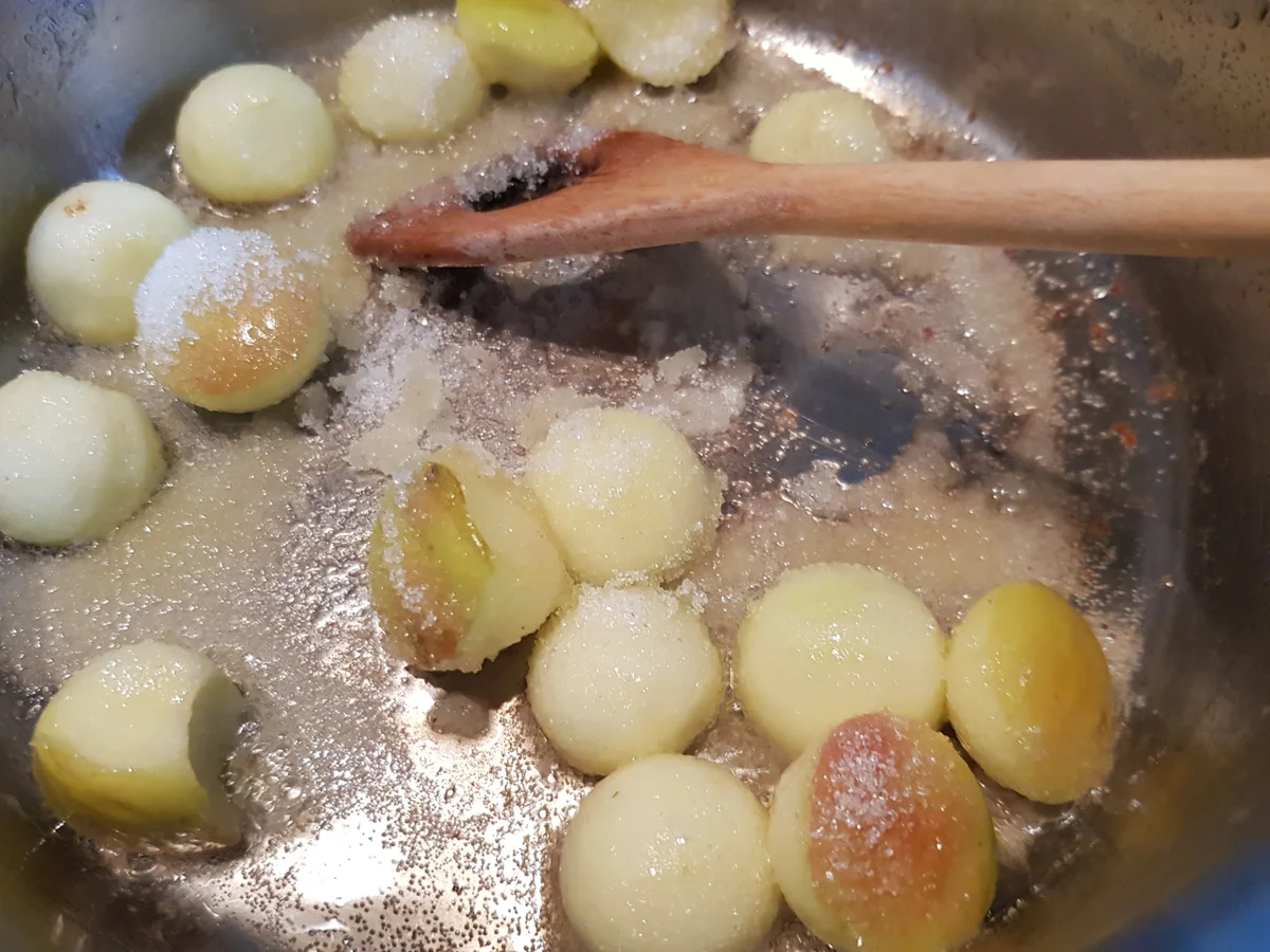 Bratapfelpudding mit Apfel-Schnee und karamellisierten Apfel-Perlen - Rezept - Bild Nr. 11665
