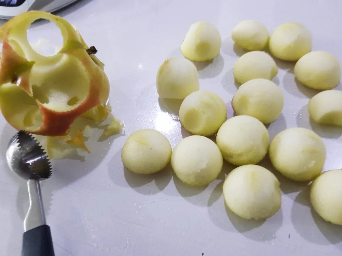 Bratapfelpudding mit Apfel-Schnee und karamellisierten Apfel-Perlen - Rezept - Bild Nr. 11666