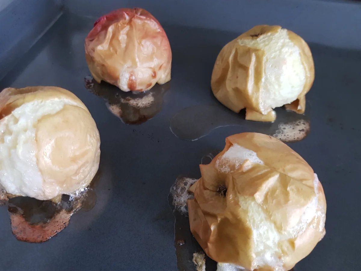 Bratapfelpudding mit Apfel-Schnee und karamellisierten Apfel-Perlen - Rezept - Bild Nr. 11675