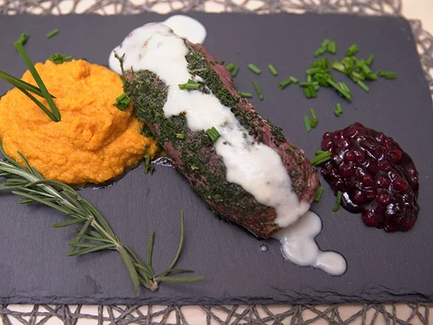 Rehrücken im Kräutermantel auf einem Karotten-Ingwer-Stampf an einem Kohlrabischäumchen - Rezept - Bild Nr. 2