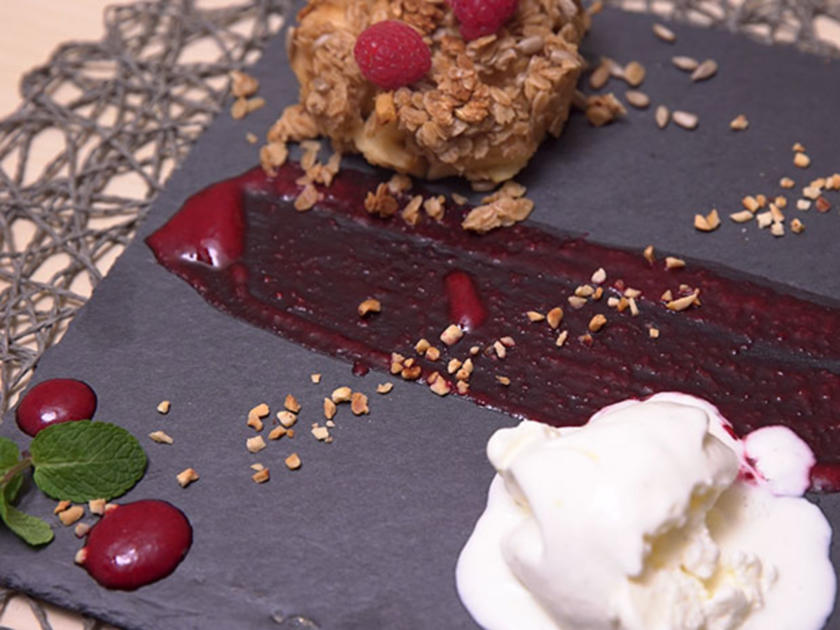 Duett von Apfel Crumble und Sauerrahmeis auf Himbeerspiegel - einfach ...