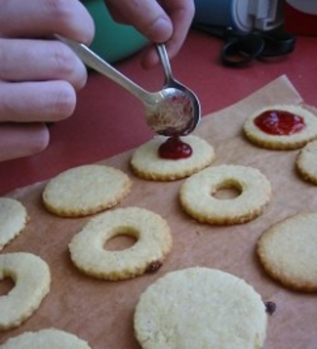 Ein Bild von Spitzbuben mit Mehl und Butter