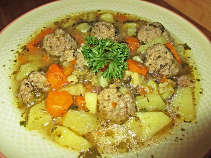 Rezept: Gemüsesuppe mit Hackbällchen Bild Nr. 2 Gemüsesuppe mit Hackbällchen - Rezept - Bild Nr. 2