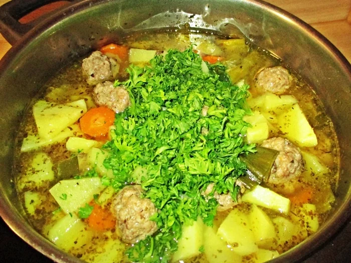 Rezept: Gemüsesuppe mit Hackbällchen Bild Nr. 4 Gemüsesuppe mit Hackbällchen - Rezept - Bild Nr. 4