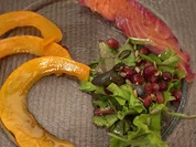Kürbis-Carpaccio an Wildkräuterbouquet mit gebeiztem Rote-Bete-Lachs - Rezept - Bild Nr. 2