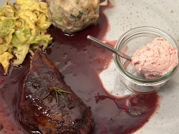 Rezept: Reh im Speckmantel an Preiselbeer-Eis mit Portweinjus Bild Nr. 3 Reh im Speckmantel an Preiselbeer-Eis mit Portweinjus - Rezept - Bild Nr. 3