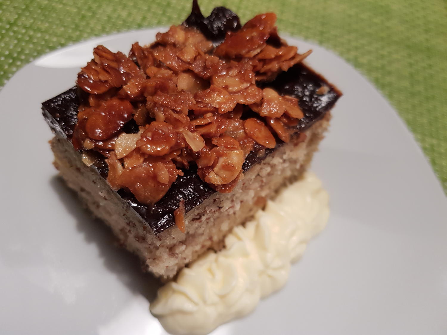 Mandel-Pudding-Kuchen mit Krokant-Haube - Rezept - kochbar.de