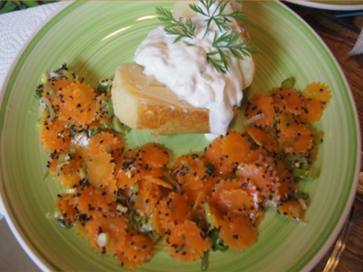 Baked Potato mit asiatischen Möhrenblütensalat - Rezept - Bild Nr. 2