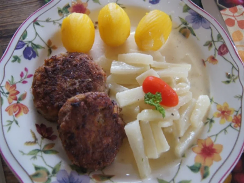 Rezept: Frikadellen mit Steinpilzen, Rahmkohlrabi und Drillingen Bild Nr. 2 Frikadellen mit Steinpilzen, Rahmkohlrabi und Drillingen - Rezept - Bild Nr. 2