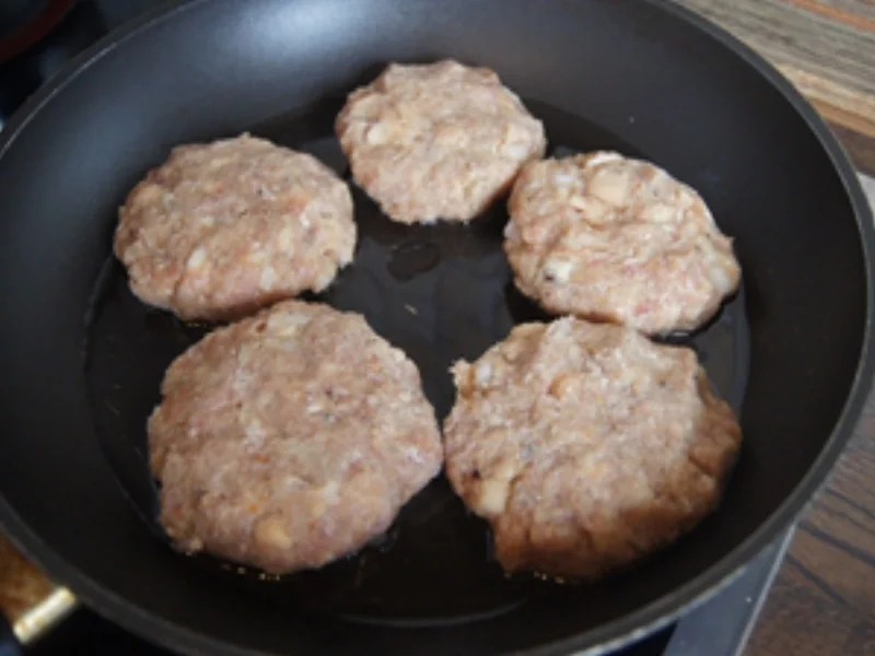 Rezept: Frikadellen mit Steinpilzen, Rahmkohlrabi und Drillingen Bild Nr. 7 Frikadellen mit Steinpilzen, Rahmkohlrabi und Drillingen - Rezept - Bild Nr. 7