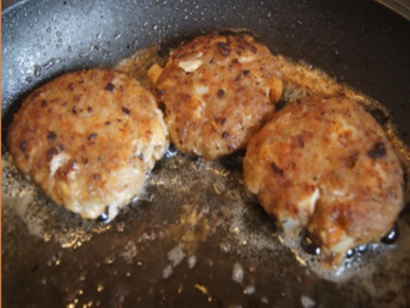 Rezept: Frikadellen mit Steinpilzen, Rahmkohlrabi und Drillingen Bild Nr. 11 Frikadellen mit Steinpilzen, Rahmkohlrabi und Drillingen - Rezept - Bild Nr. 11