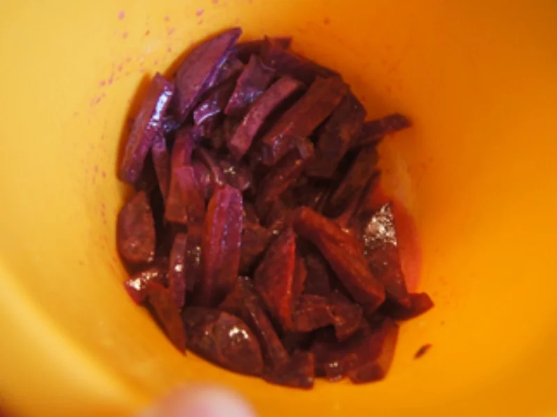 Rezept: Regenbogenforelle mit Rote-Bete-Salat und Kartoffel-WEDGES Bild Nr. 9 Regenbogenforelle mit Rote-Bete-Salat und Kartoffel-WEDGES - Rezept - Bild Nr. 9