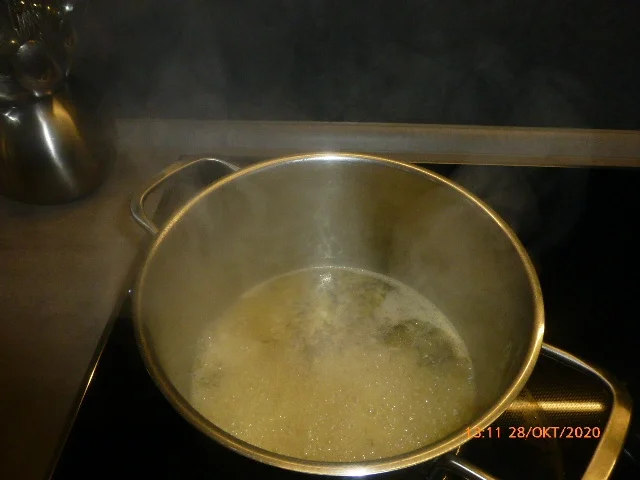 Rezept: Tagliatelle mit Wirsing, Thymian-Parmesan-Sauce und Walnüssen Bild Nr. 3 Tagliatelle mit Wirsing, Thymian-Parmesan-Sauce und Walnüssen - Rezept - Bild Nr. 3