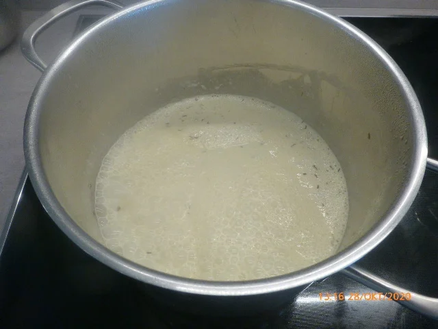 Rezept: Tagliatelle mit Wirsing, Thymian-Parmesan-Sauce und Walnüssen Bild Nr. 4 Tagliatelle mit Wirsing, Thymian-Parmesan-Sauce und Walnüssen - Rezept - Bild Nr. 4