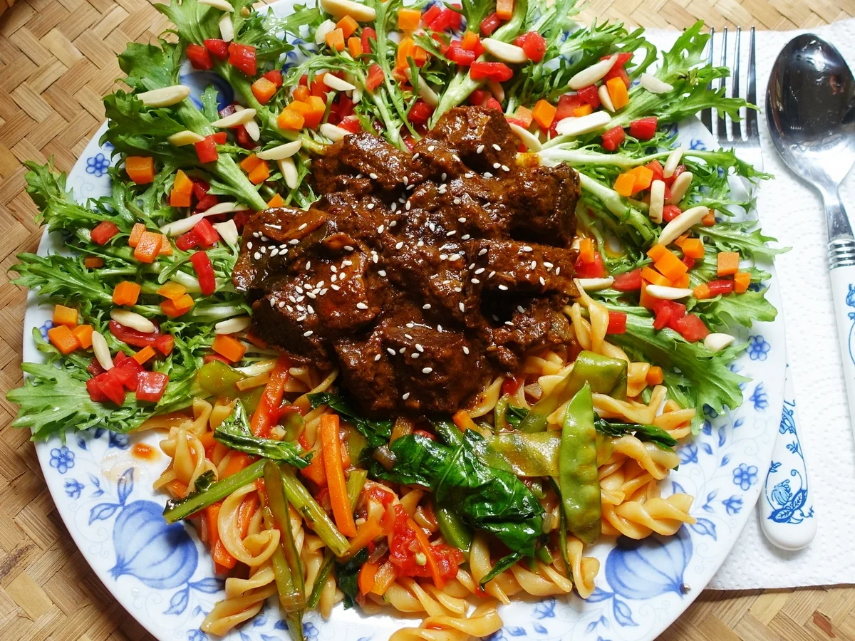 Tiroler Rindergulasch mit bunten Nudeln - Rezept - Bild Nr. 2