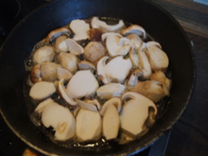 Schweinefiletschnitzelchen mit gebratenen Steinpilzen und Kürbispüree - Rezept - Bild Nr. 15