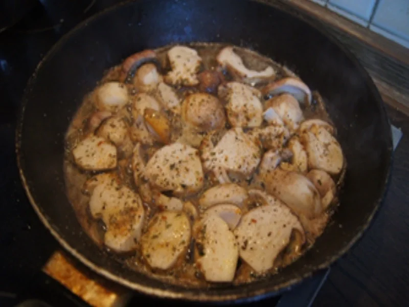 Schweinefiletschnitzelchen mit gebratenen Steinpilzen und Kürbispüree - Rezept - Bild Nr. 16