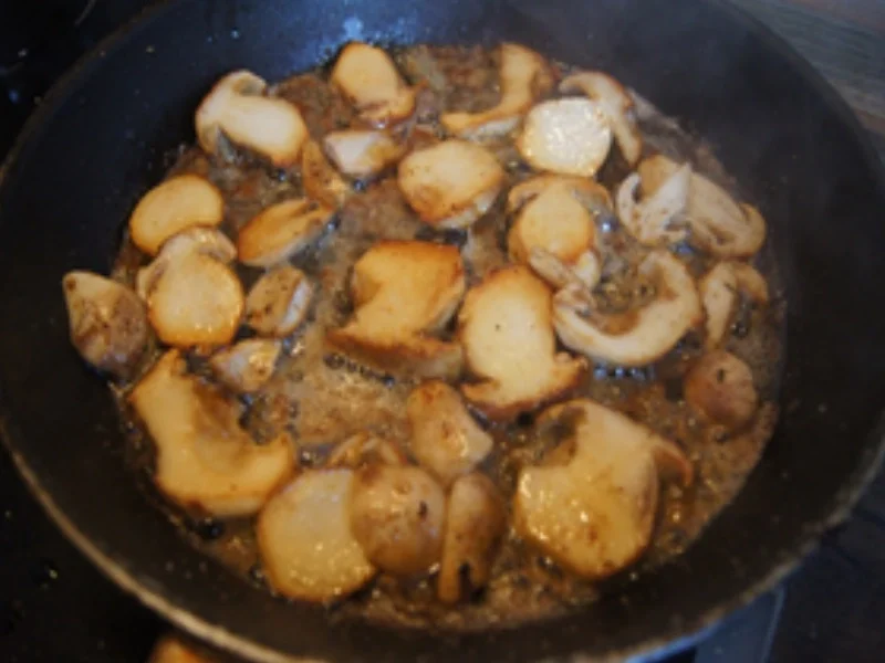 Schweinefiletschnitzelchen mit gebratenen Steinpilzen und Kürbispüree - Rezept - Bild Nr. 17